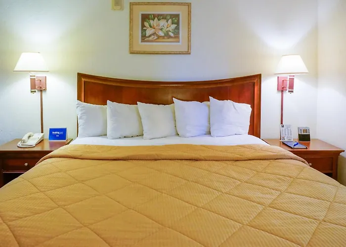 Lamplighter Inn & Suites
