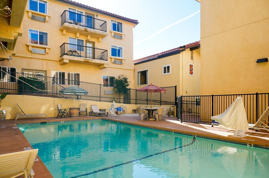 Hotel Lamplighter &